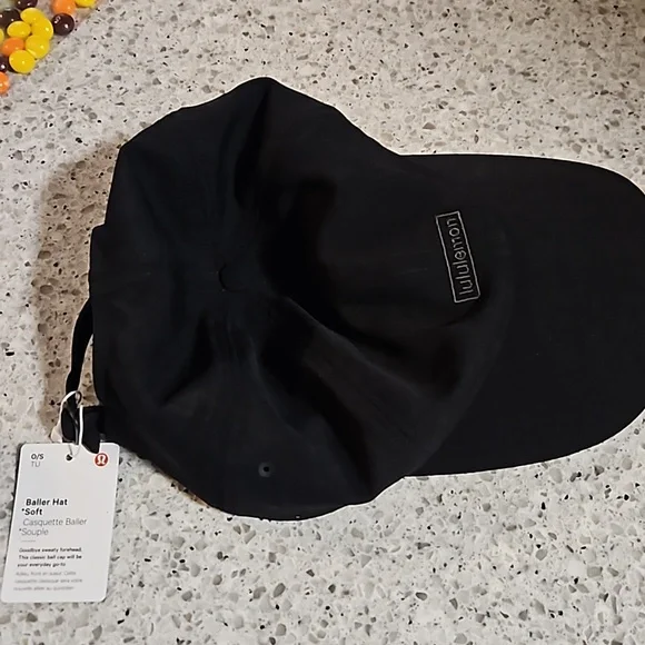 Woman's hat - Picture 2 of 3